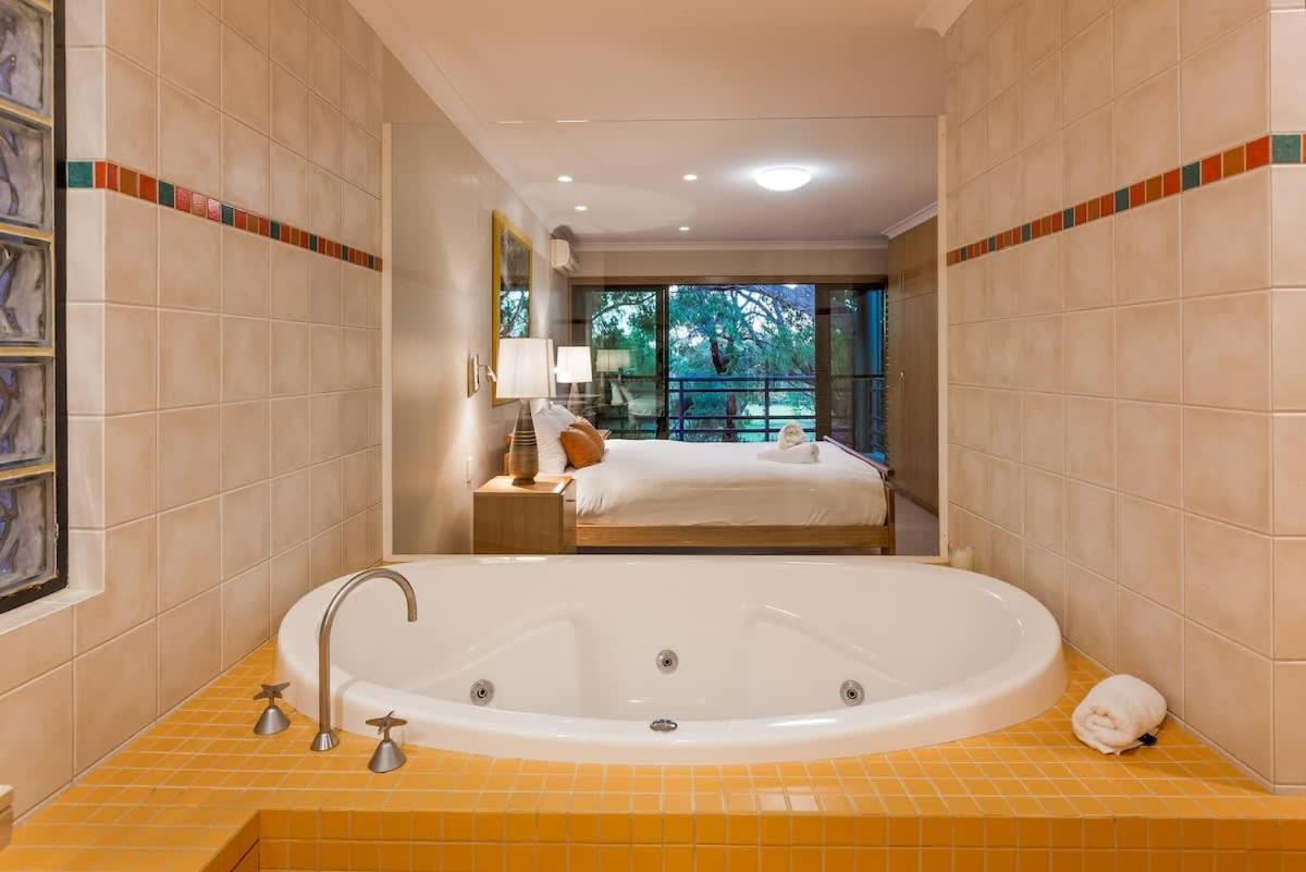 Sea Vista - Beachside Resort-style Bliss - Bed and Breakfast Broadwater