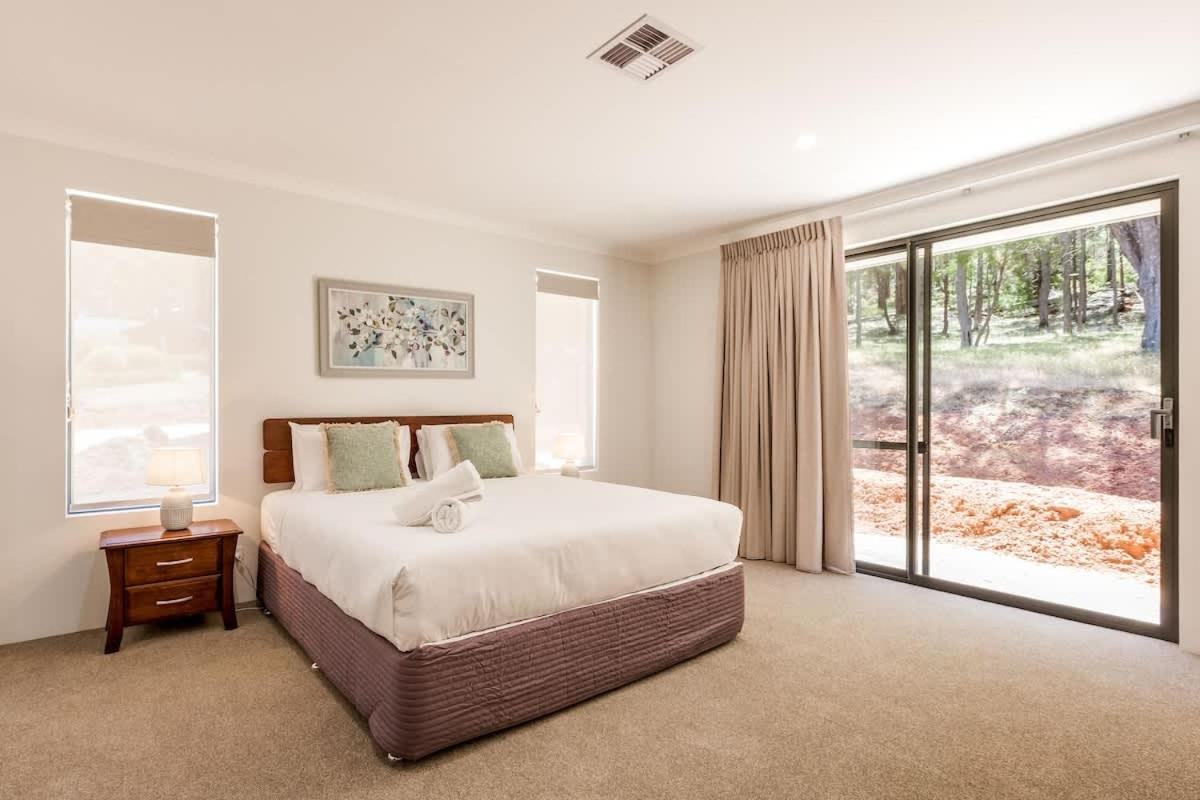 Wildgreen Villa - Lakeside Hideaway in Winery Estate - Chambres d'hôtes Yallingup Siding