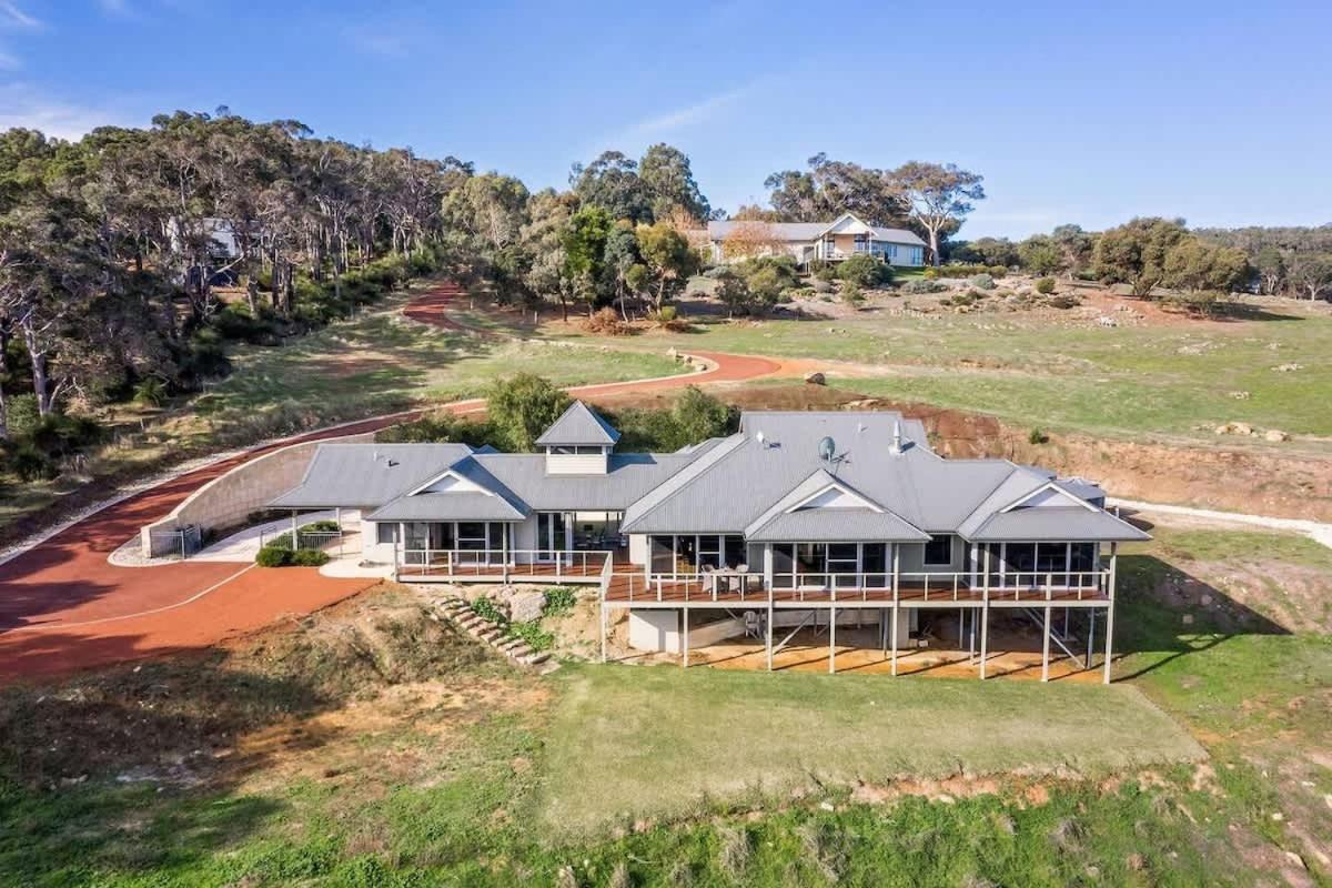 Valley Views - Elevated Hilltop Escape near Beaches - B&B Yallingup