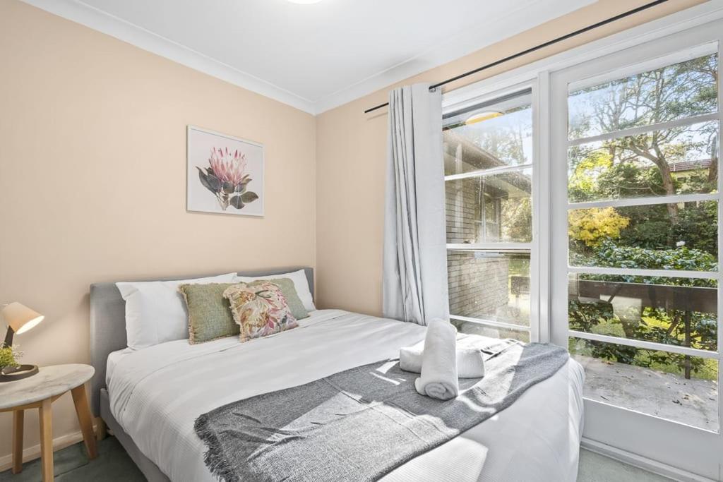 Quaint Queen Room in Pymble - Shared Bathroom and Amenities - B&B Pymble