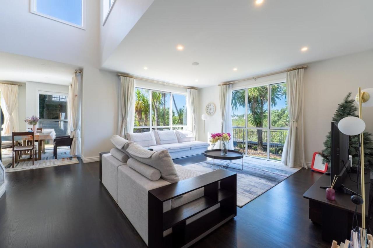 Spacious 4-Bedroom Family Home in Long Bay - B&B Auckland