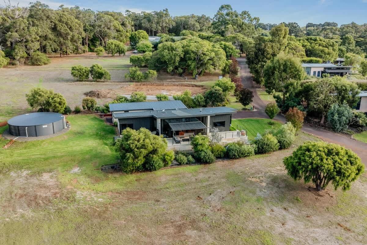 Wildwood - Luxe Vineyard Retreat with Tranquil Views - B&B Yallingup Siding