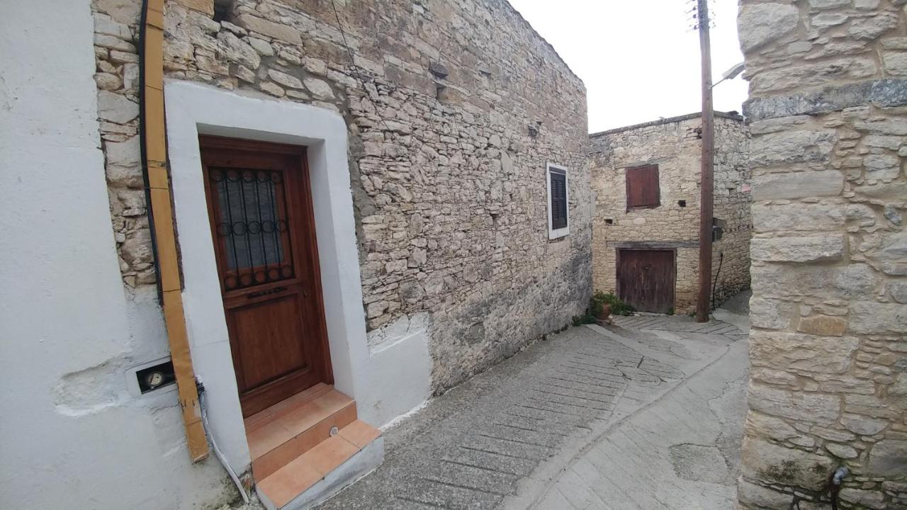One-Bedroom Cottage with wood stove (Louiza Up)
