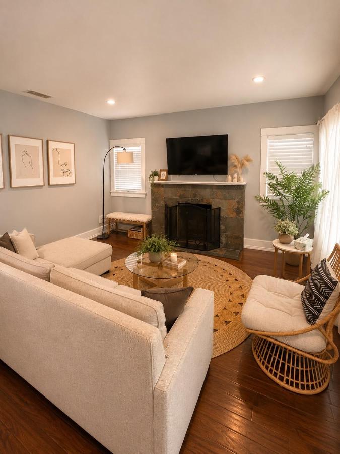 Hollywood house with parking - walk to attractions - B&B Los Angeles