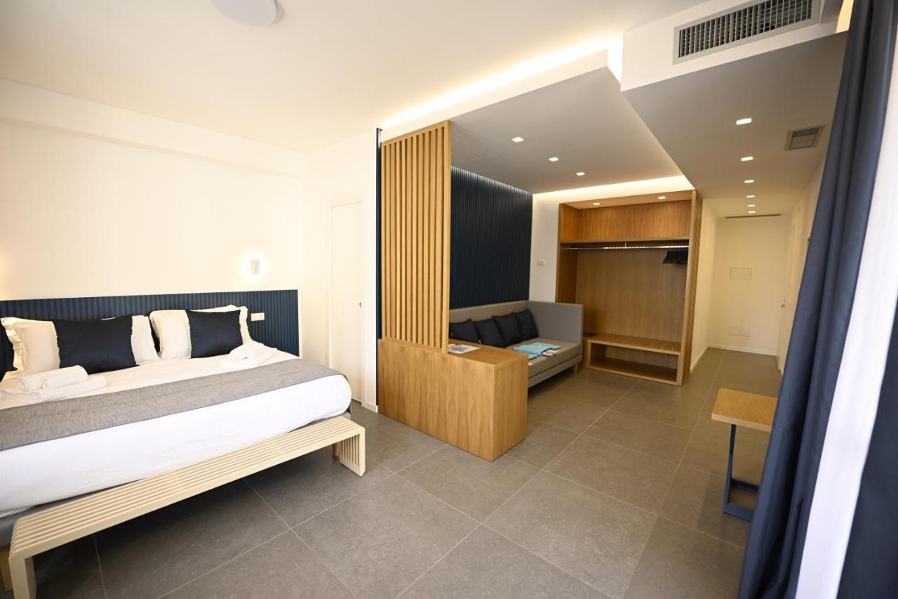 Habitación con cama extragrande y balcón