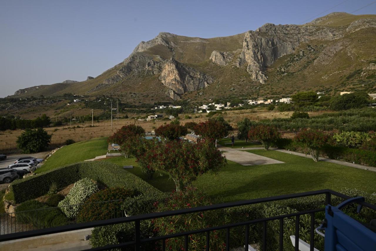 Habitación con cama grande y vistas al mar