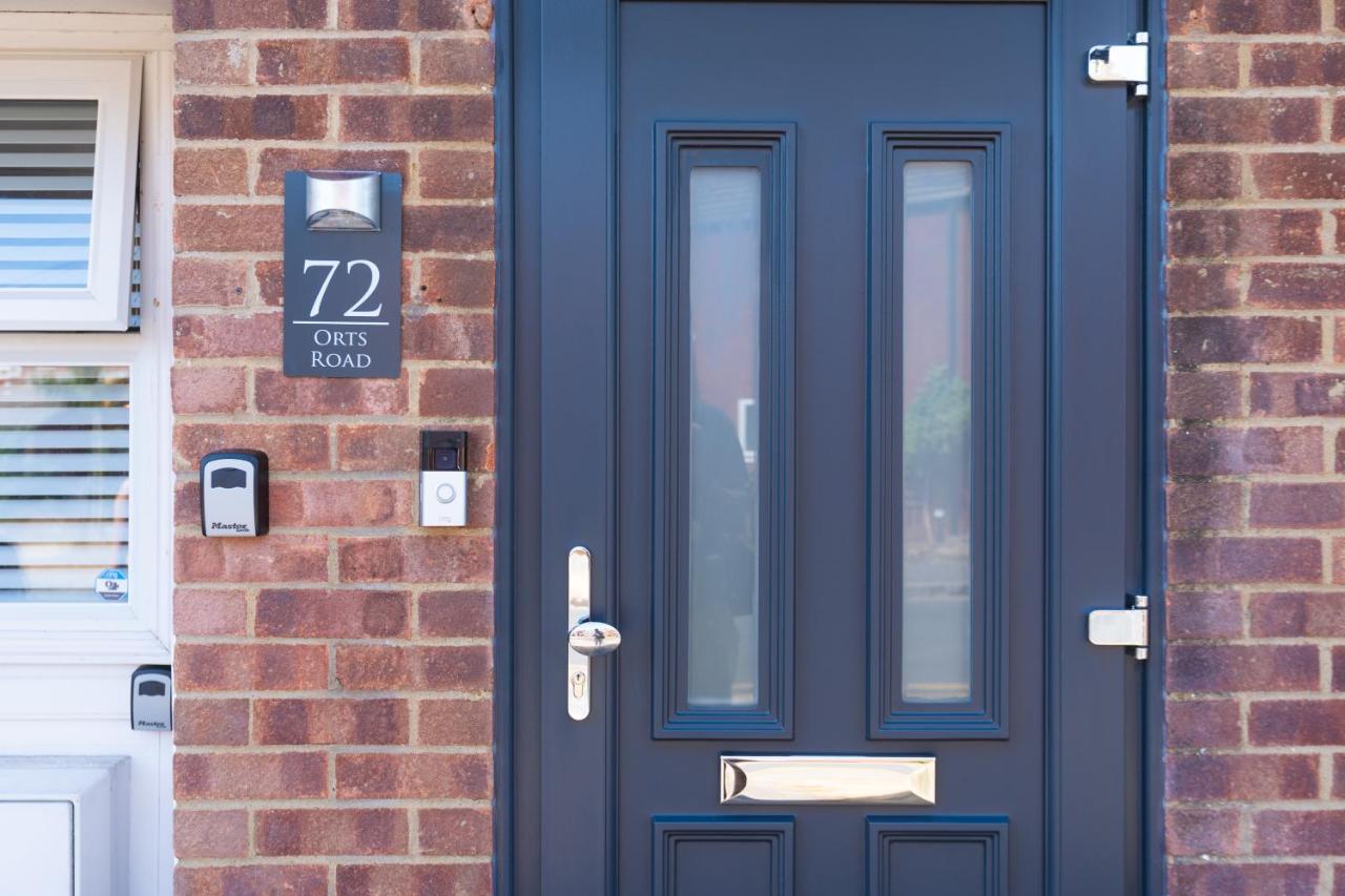 Modern 2-Bedroom House - Walk to Hospital & Town Centre - Free Parking & Private Garden - B&B Reading