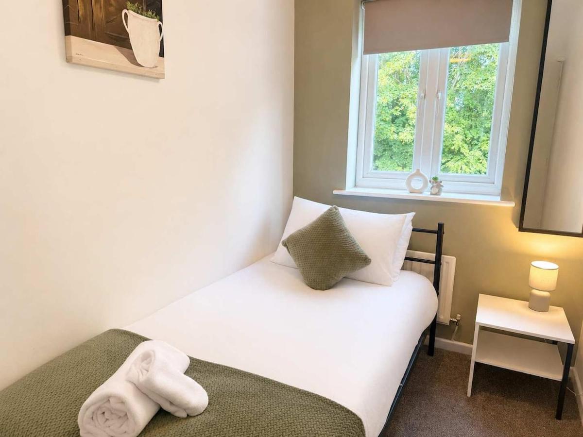 Woody Bank 3 Bed Sleeps 5 Parking WiFi Contractors - B&B Great Wyrley