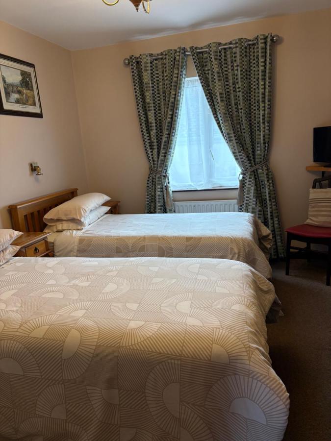 Tweepersoonskamer met 2 Aparte Bedden en Badkamer