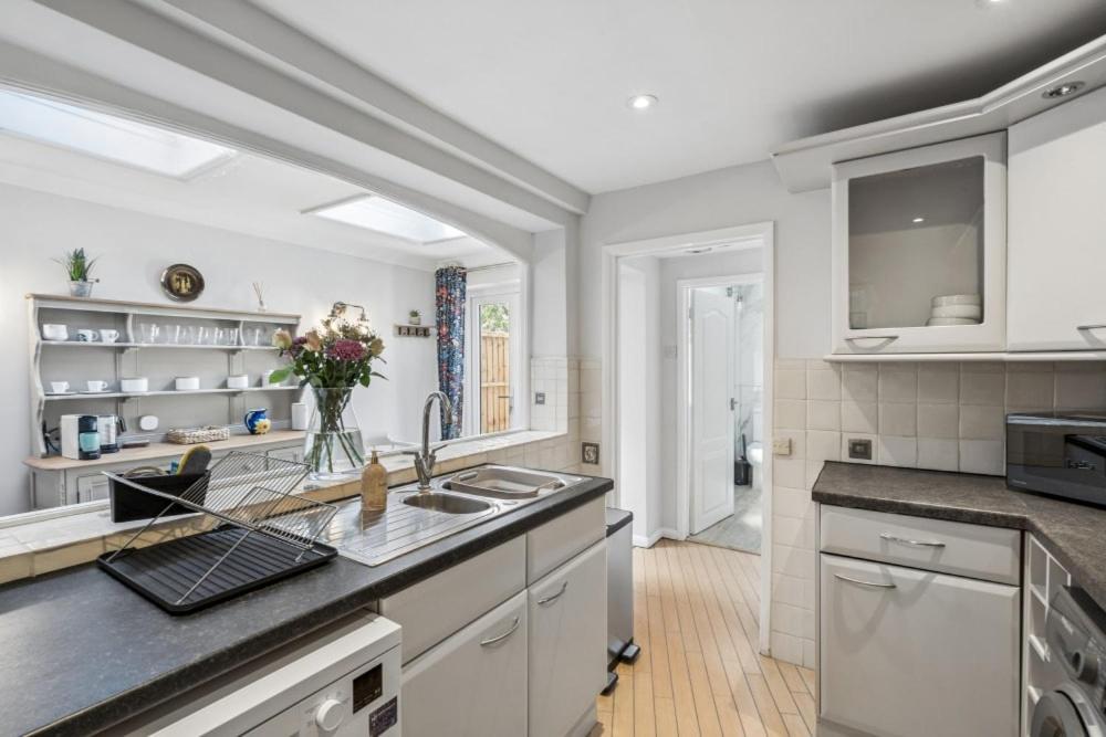 Central Windsor Home - Free Parking - By Tempstay - Chambres d'hôtes Windsor