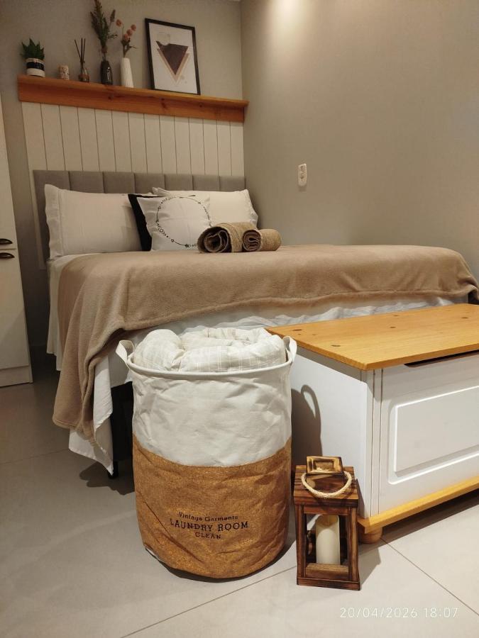 Studio confortável e bem localizado no centro de Gaspar, 15 minutos de Blumenau - Bed and Breakfast Gaspar