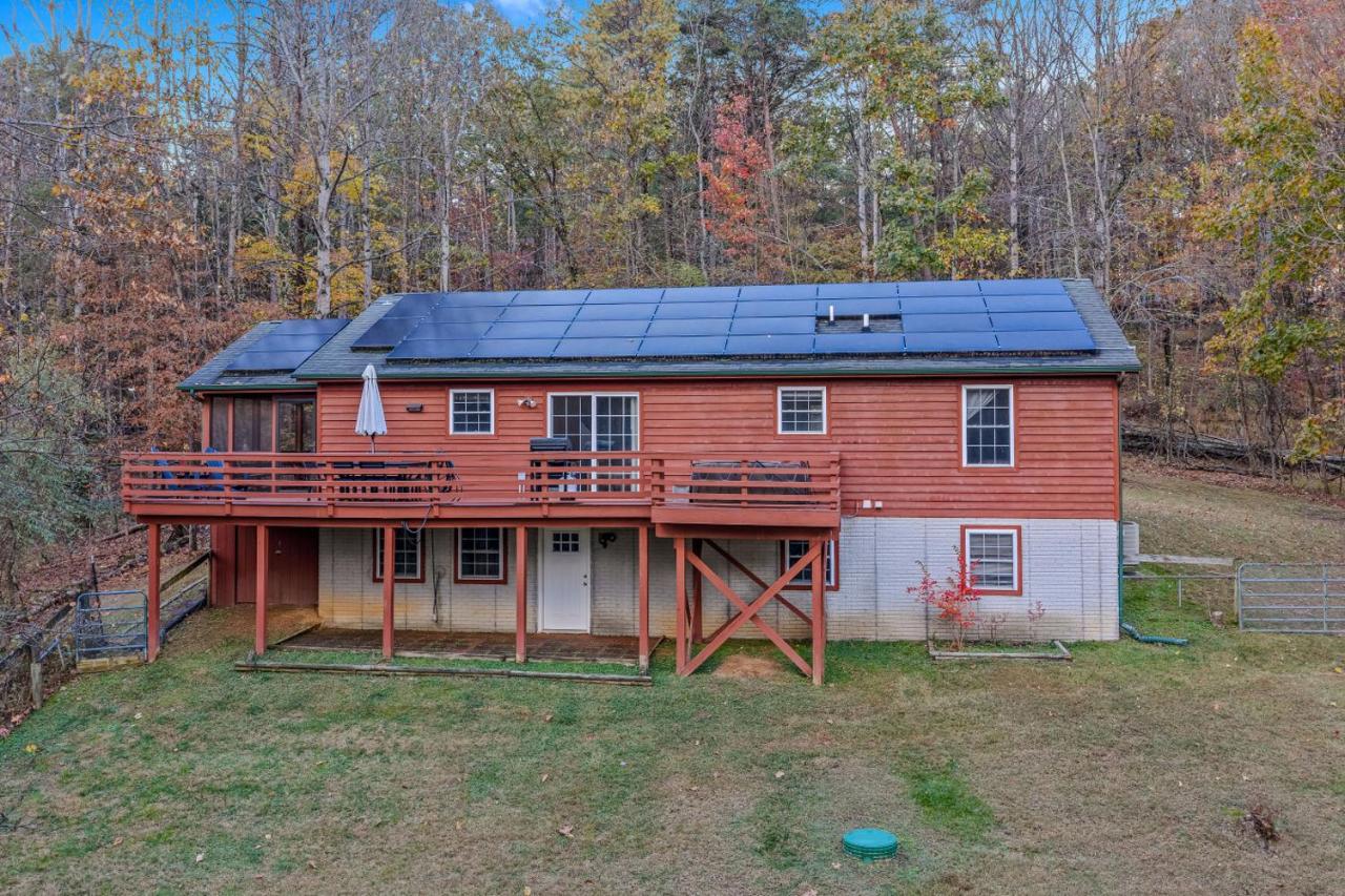 Creekview Cabin - Hot Tub, EV Station, Pet Friendly, Screen Porch, Wifi, Grill, Fire Pit, Deck, Family Friendly, Game Room, King Bed - Chambres d'hôtes Morton Grove