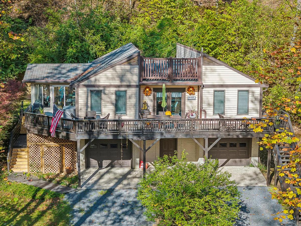 Herons Rest -- Riverfront, Fire Pit, All seasons Porch, Grill, Games, Fishing, Deck, Wifi, River view - B&B Great Cacapon