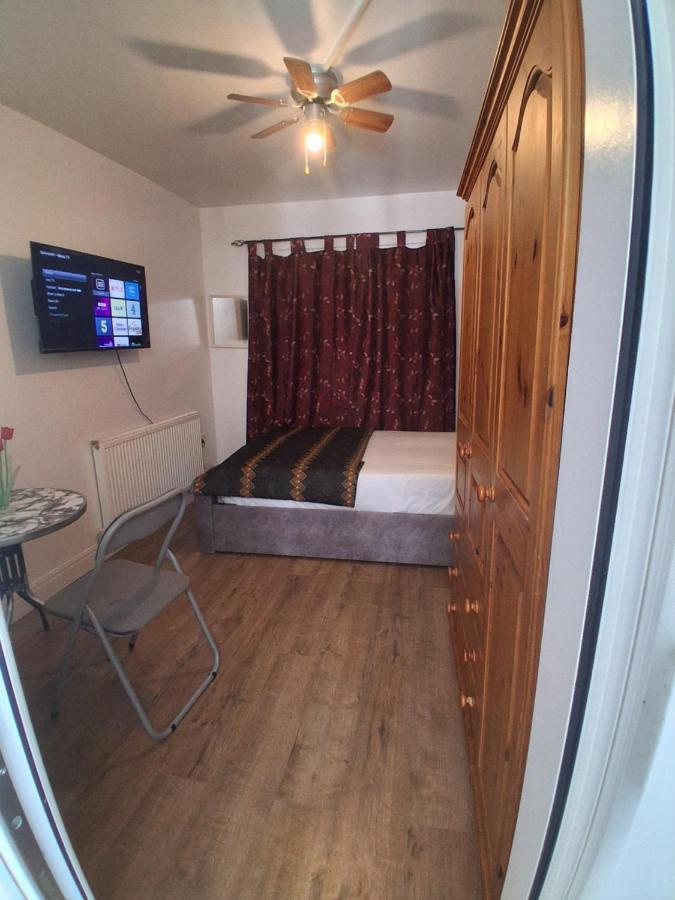 Wood lane - B&B Dagenham