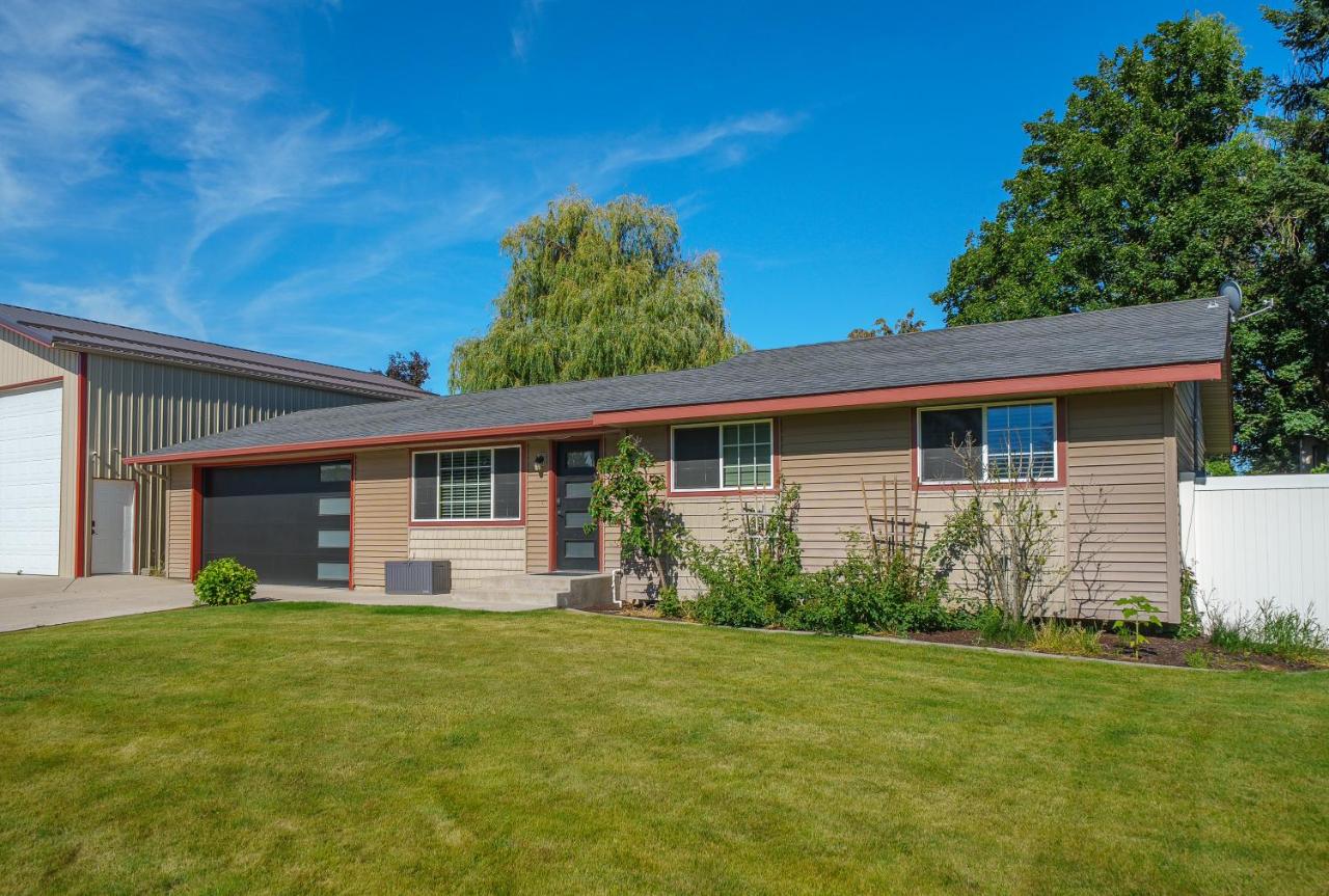 Updated Spacious Home & Hot Tub - Chambres d'hôtes Spokane Valley