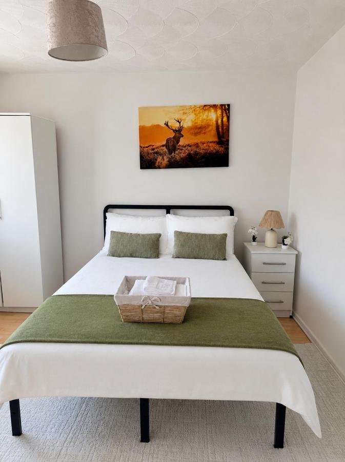 The Grove House by Ameerah Stays - Ferienwohnung Stoke-on-Trent