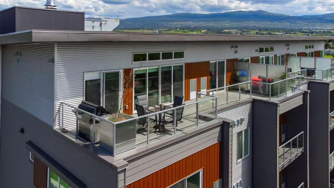 180 Mt View Huge Balcony 2BR 3Beds 2Bath 2Parkings Penthouse - Chambres d'hôtes Kelowna