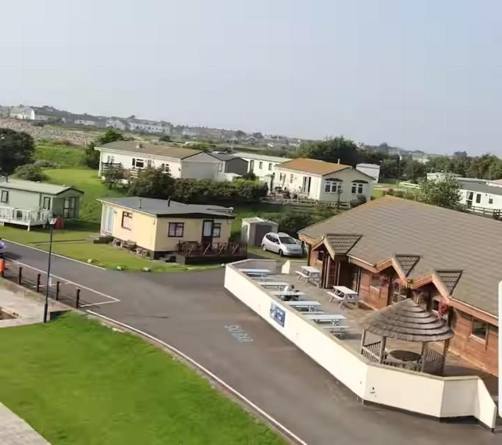 Cabin Sleeps 4 with Parking and Balcony - Bed and Breakfast Millom