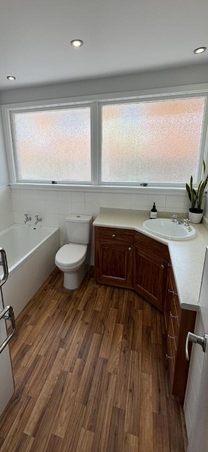 Lucky number 8 4Bed free parking close to Airport - Chambres d'hôtes Christchurch