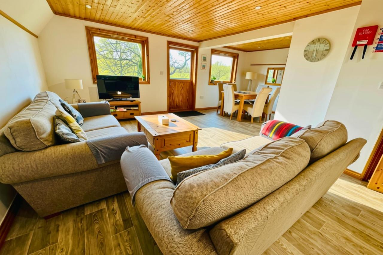 Lazy Bear Lodge with Hot Tub - Finlake Resort and Spa in Devon - Chambres d'hôtes Chudleigh