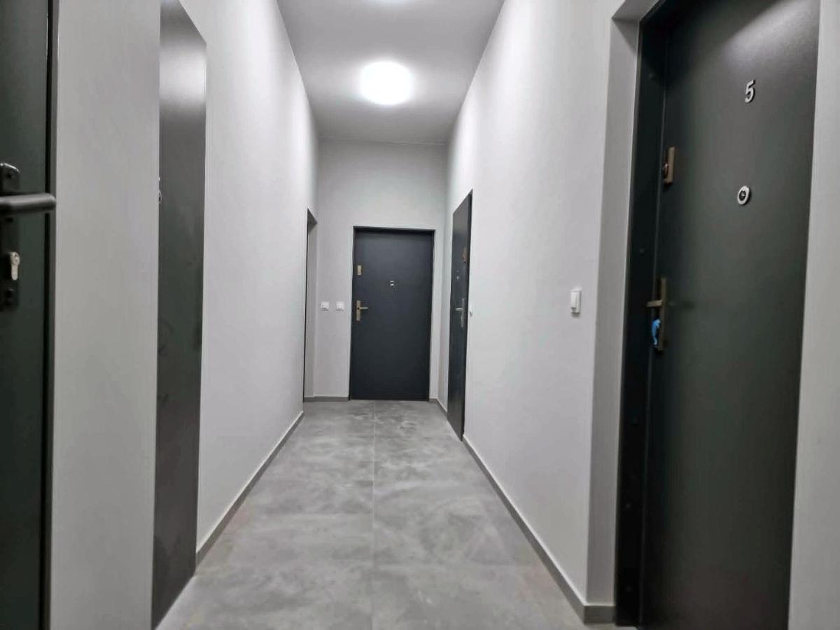Blisko lotniska 3 os studio z balkonem i parkingiem by City Host - B&B Łódź
