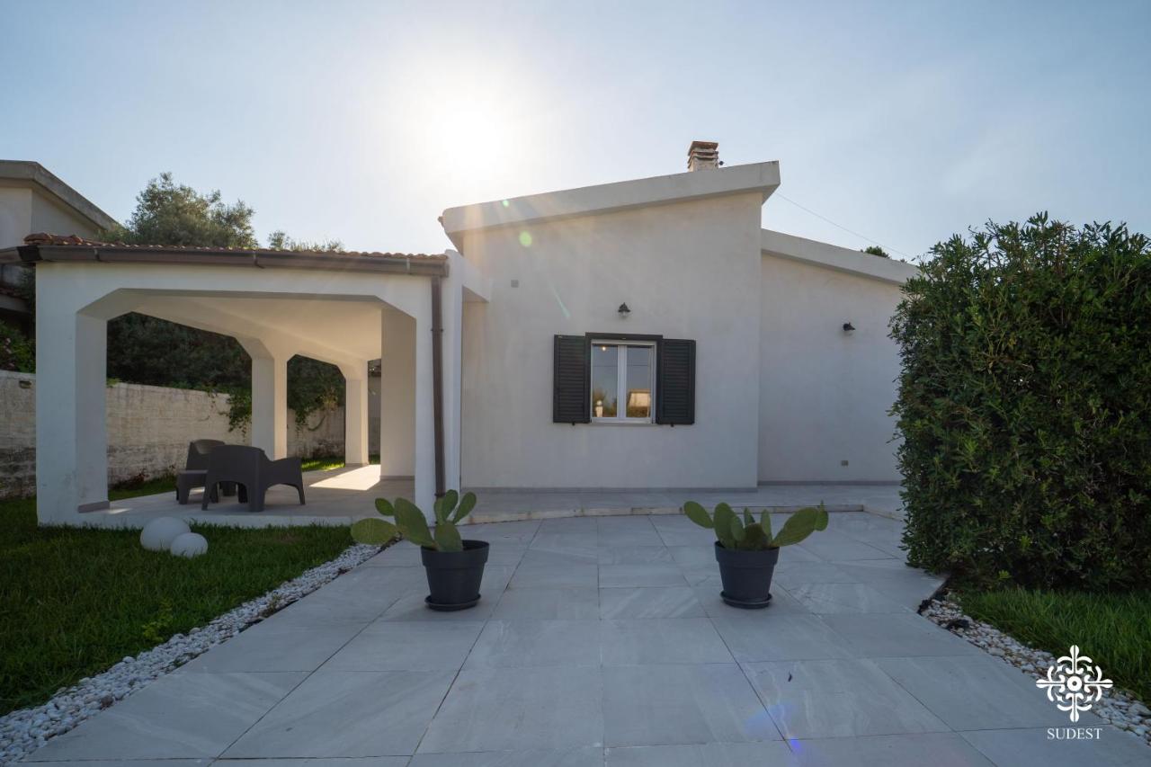 Villa Oasis - Garden with Jacuzzi by the Beach - B&B Arenella