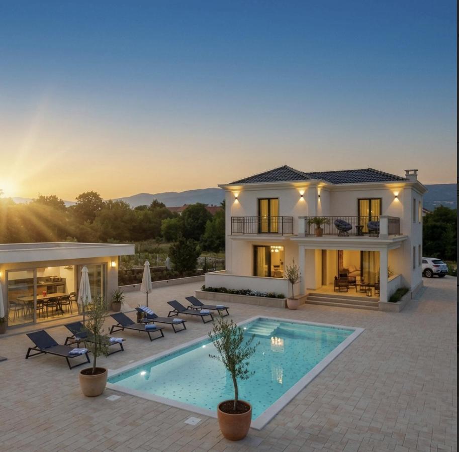 Villa Decima near Split - Heated Pool, Tennis Court & Billiards - B&B Ðugumi