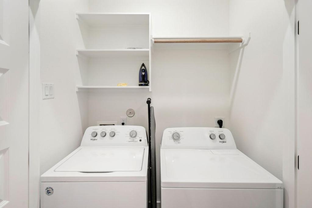 Stylish 3BR 3BA HotTub Home near Medical Center, DownTown,NRG - B&B Houston