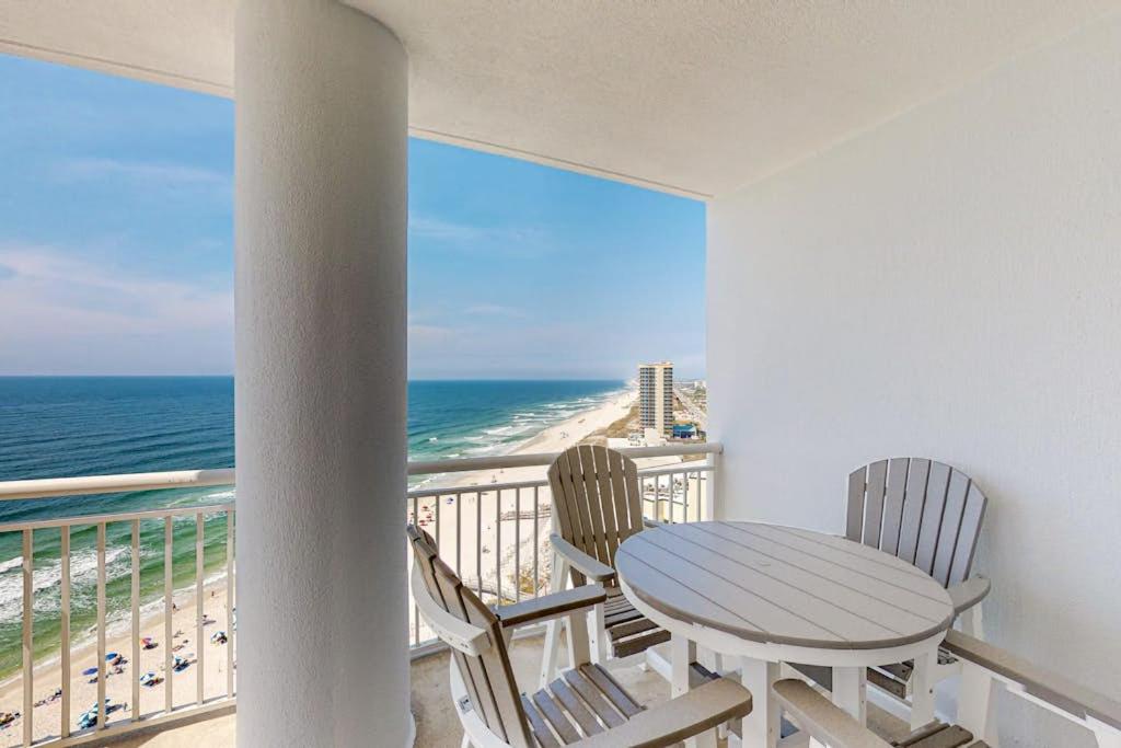 Oceanfront condo with pools hot tub tennis & gym - easy beach access - Bed and Breakfast Pensacola