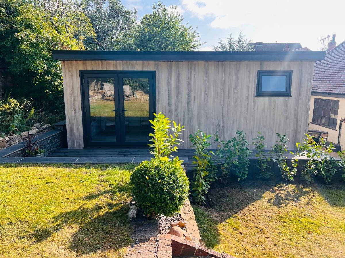 Plas Bach Annexe - Stylish Garden Annexe in the Heart of Prestatyn North Wales Less than 5 mins walk to high street We welcome workers couples solo travellers or small families More info in host details - Ferienwohnung Prestatyn