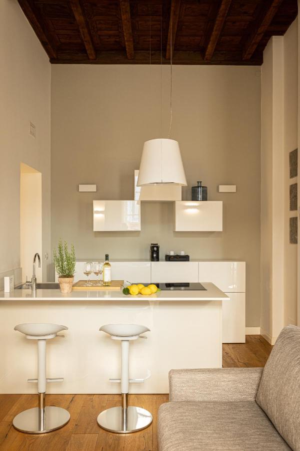 Apartment with Balcony - Milano Cairoli