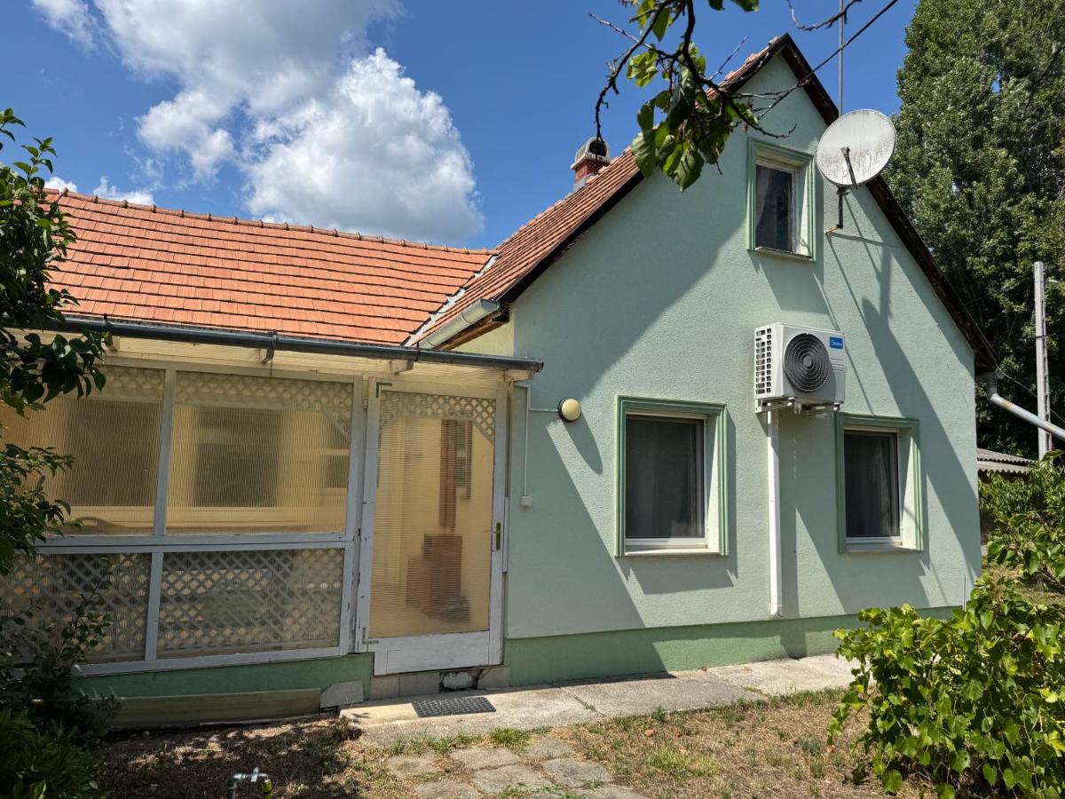 Kalóz Apartman - B&B Balatonudvari