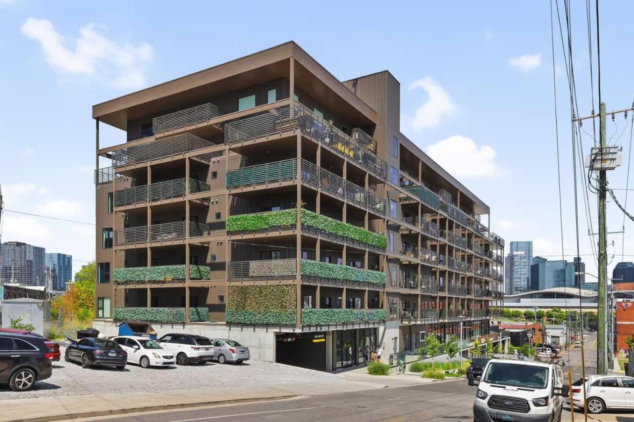 Upscale Condo in Downtown with Pool, Balcony, Gym and Garage - B&B Nashville