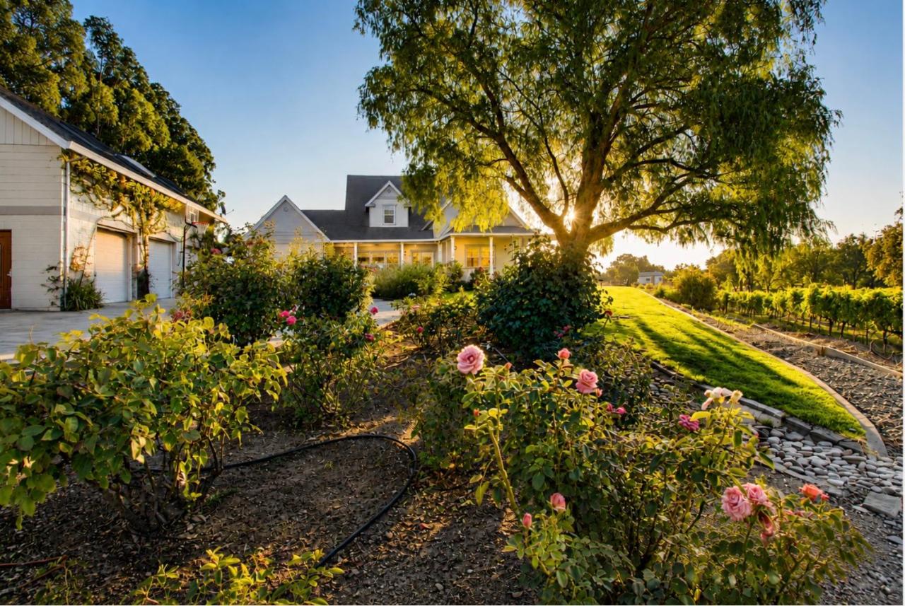 Private Vineyard Retreat with Hot Tub - Bed and Breakfast Windsor