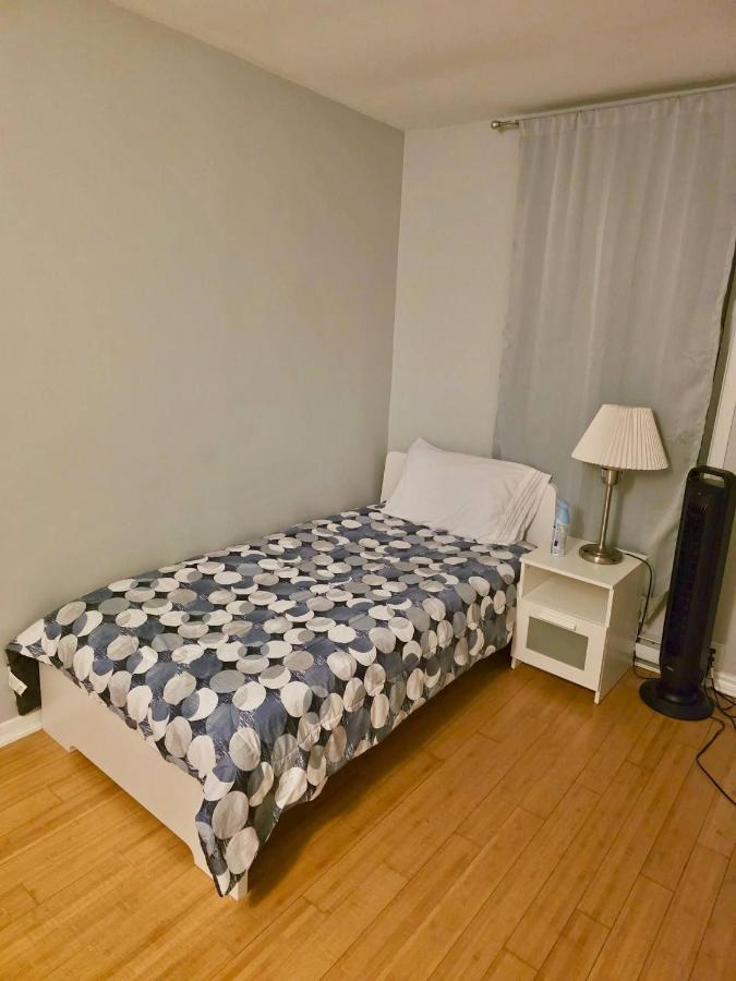 Comfortable 2-Bedroom Apartment in Laval, 2 Parking Spaces, Optional Car Ren - B&B Laval