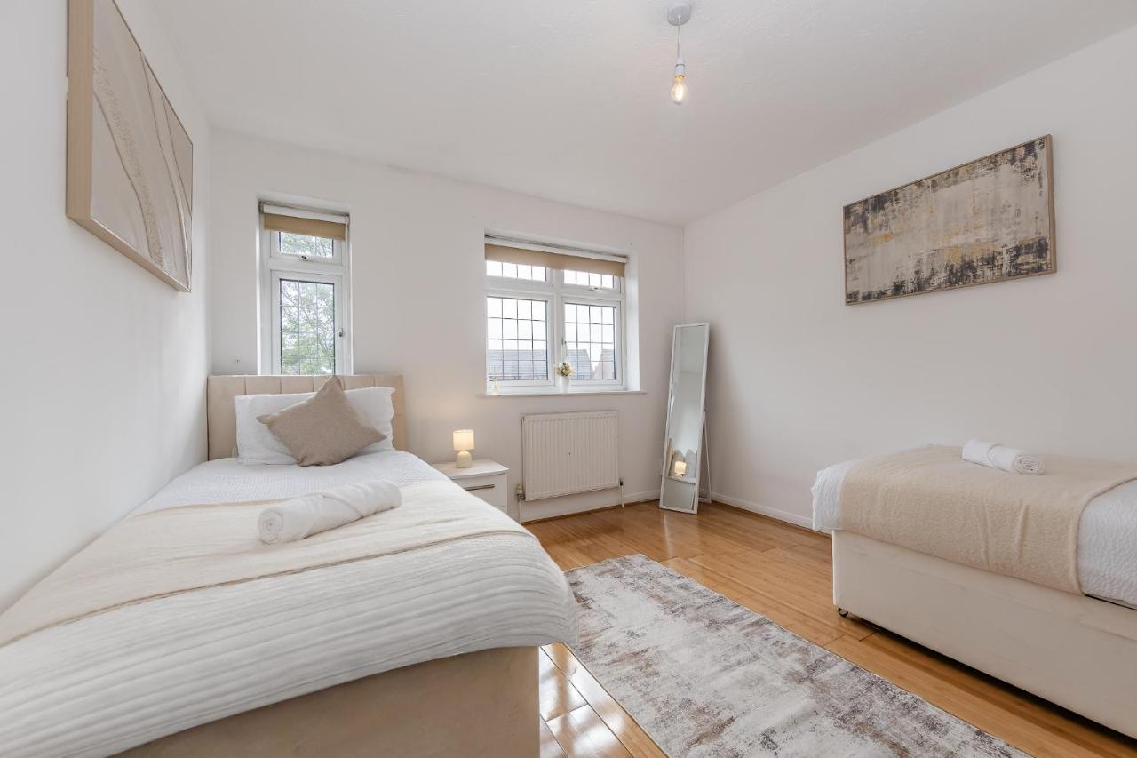 Stylish 2BR Home Sleeps 4 Free Parking - B&B Tilbury
