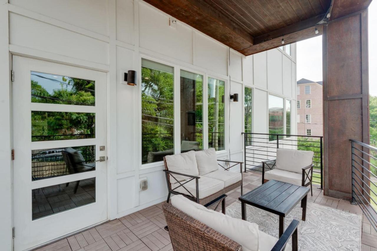 Prime West End 2BR W, SAUNA and Balcony Near Vandy! - Bed and Breakfast Nashville