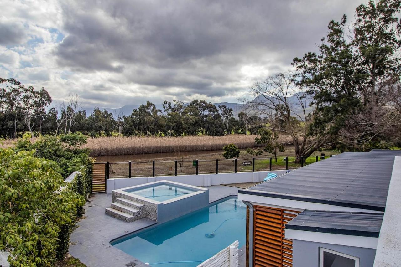 Otter's Oarsman Stanford Luxury Pool - B&B Stanford
