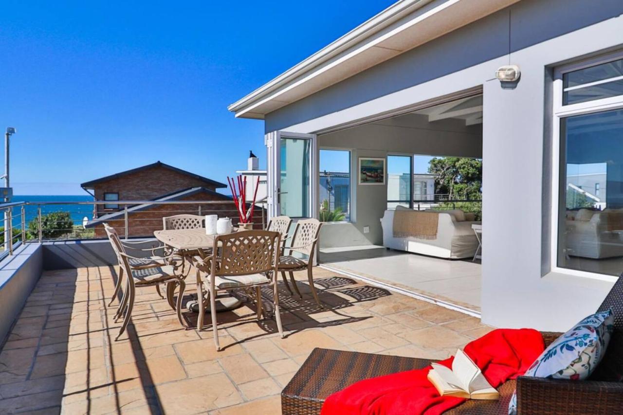 Ocean-View Villa In Kleinmond, Sleeps 10, Steps To Sea - Chambres d'hôtes Kleinmond