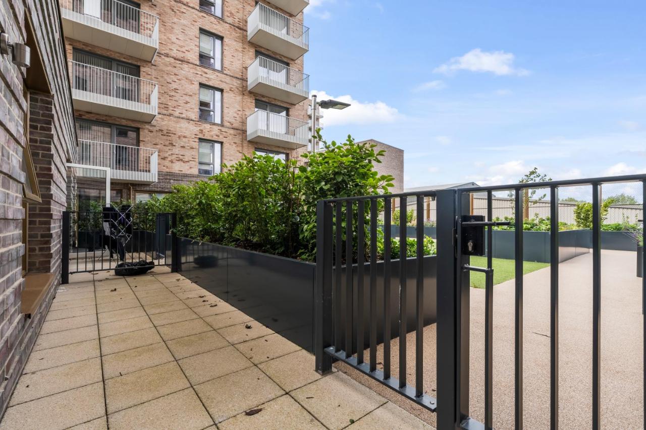 3 Bed Duplex, Pool Table, 4 Stops to Wembley - Chambres d'hôtes Hatch End