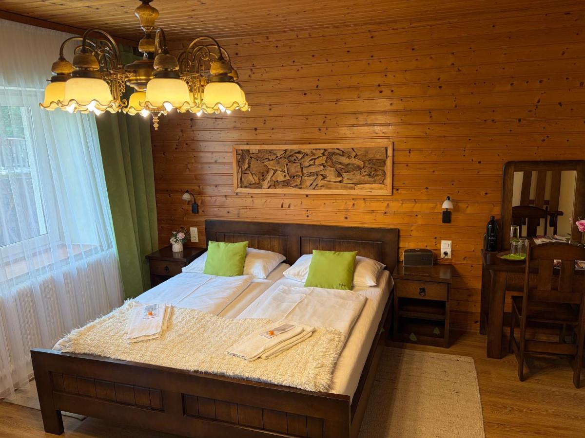 Twin beds with green pillows and white linens sit at pet-friendly Waldhotel Bad Jungbrunn in Tristach.