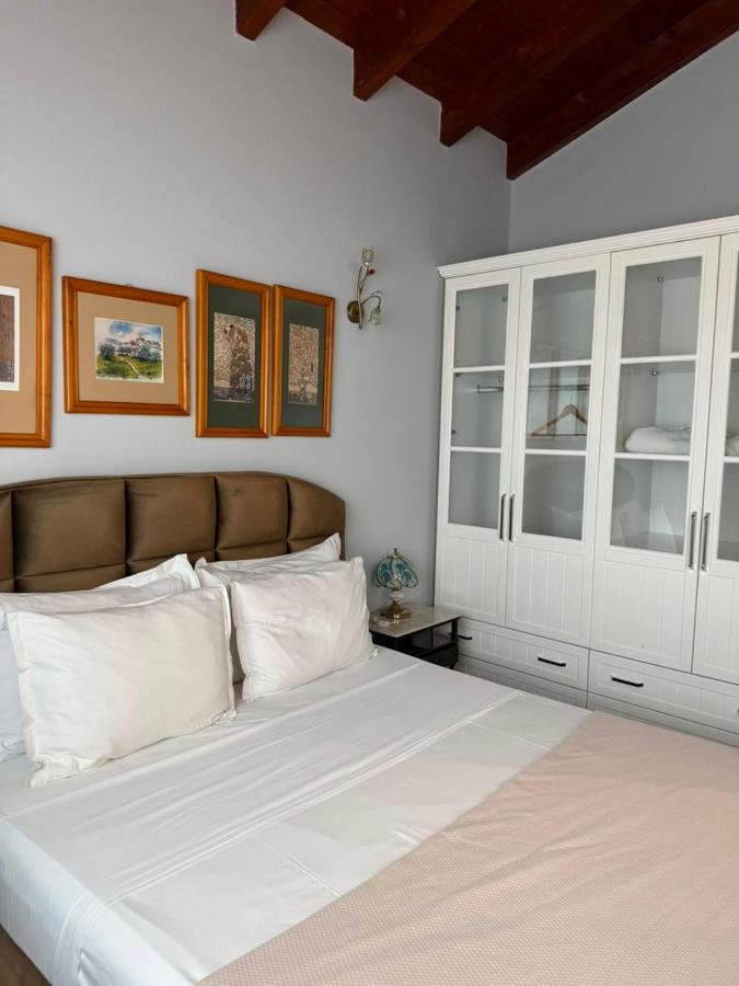 Kamer met Queensize Bed en Uitzicht op de Tuin