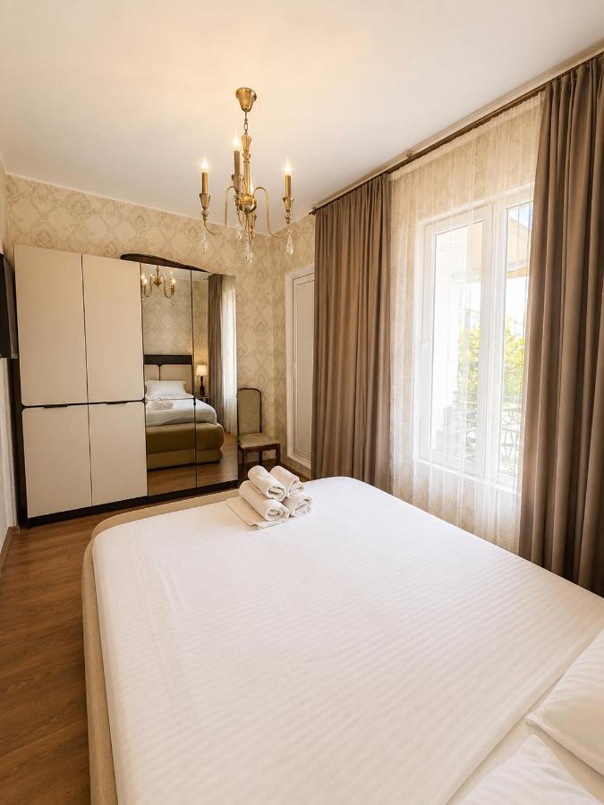 Habitación con cama extragrande y balcón