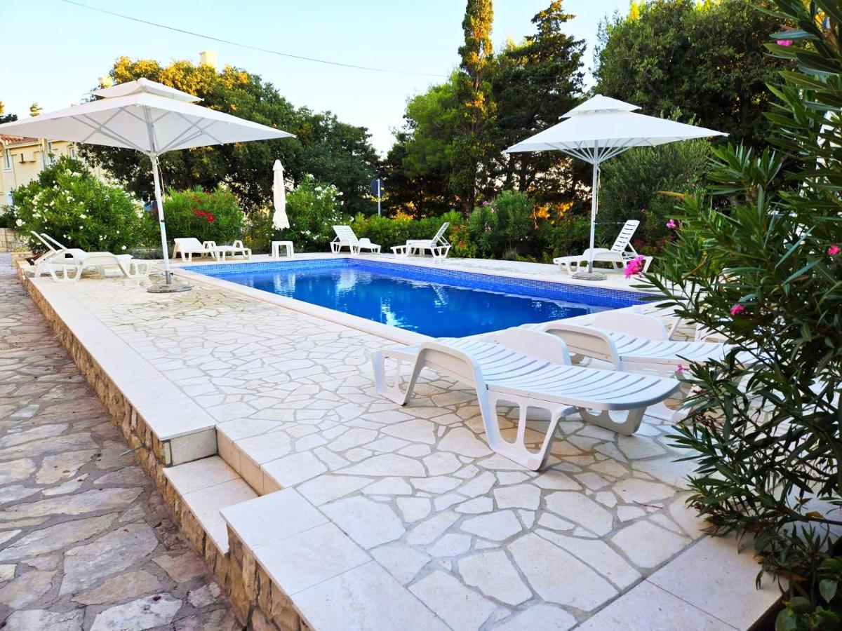 CC Rooms Vlad in Center with Pool - B&B Novalja