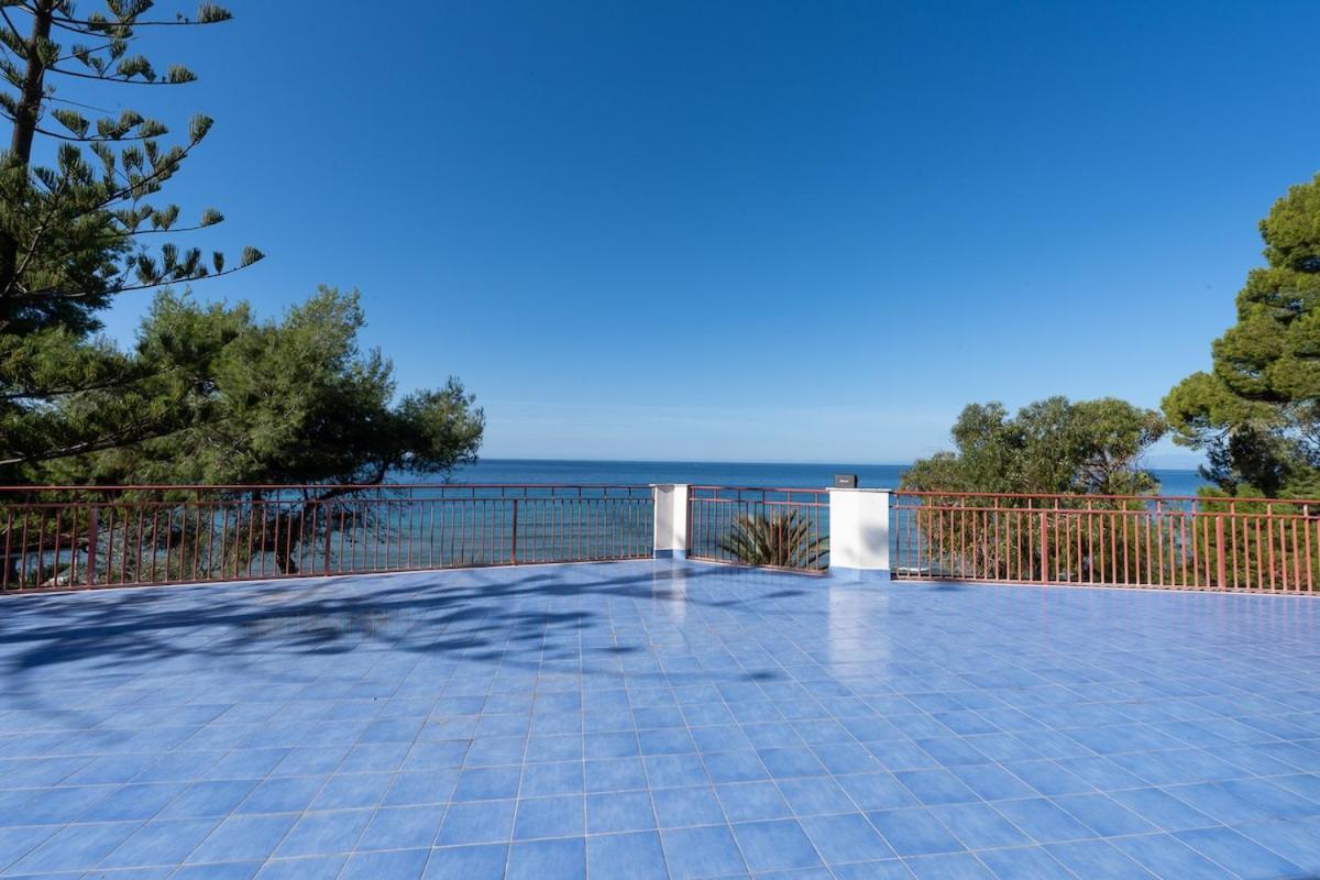 House with terrace and direct access to the beach - Ferienwohnung Castellabate