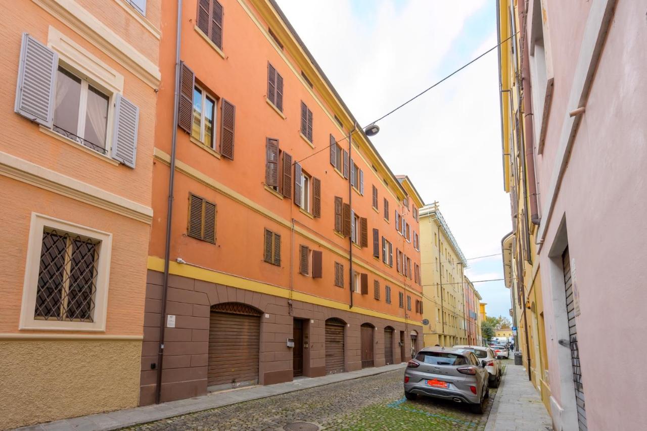 Binario 11 - Station 200m, Center & Ferrari Museum on foot - B&B Modena