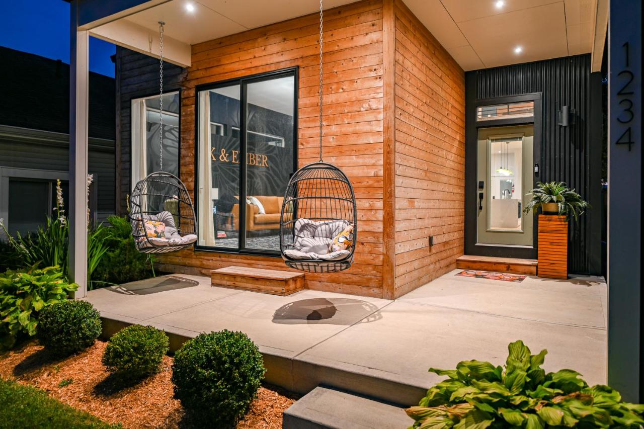Ink & Ember Viral Mural, Rooftop & Hot Tub - B&B Indianapolis
