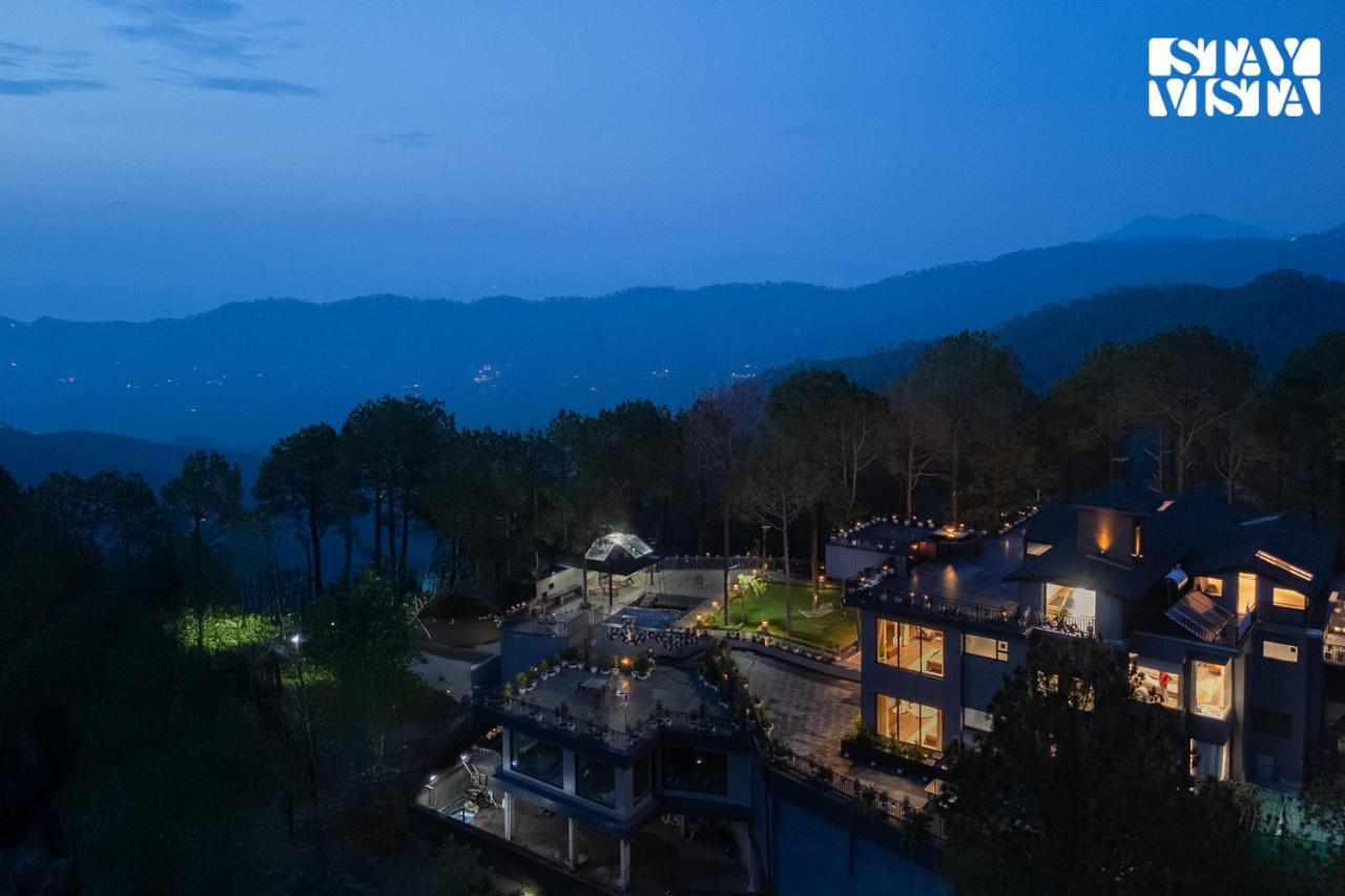 StayVista at Altiora Kasauli with Outdoor Pool & Lawn - B&B Kasauli