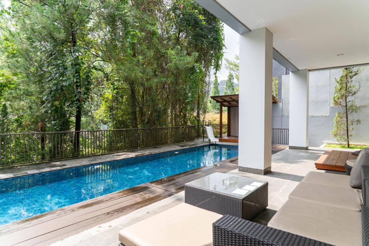 Narwastu Hill View Villa 6 Bedrooms With a Private Swimming Pool and a Movie Room and a Billaird Table - Chambres d'hôtes Bandung