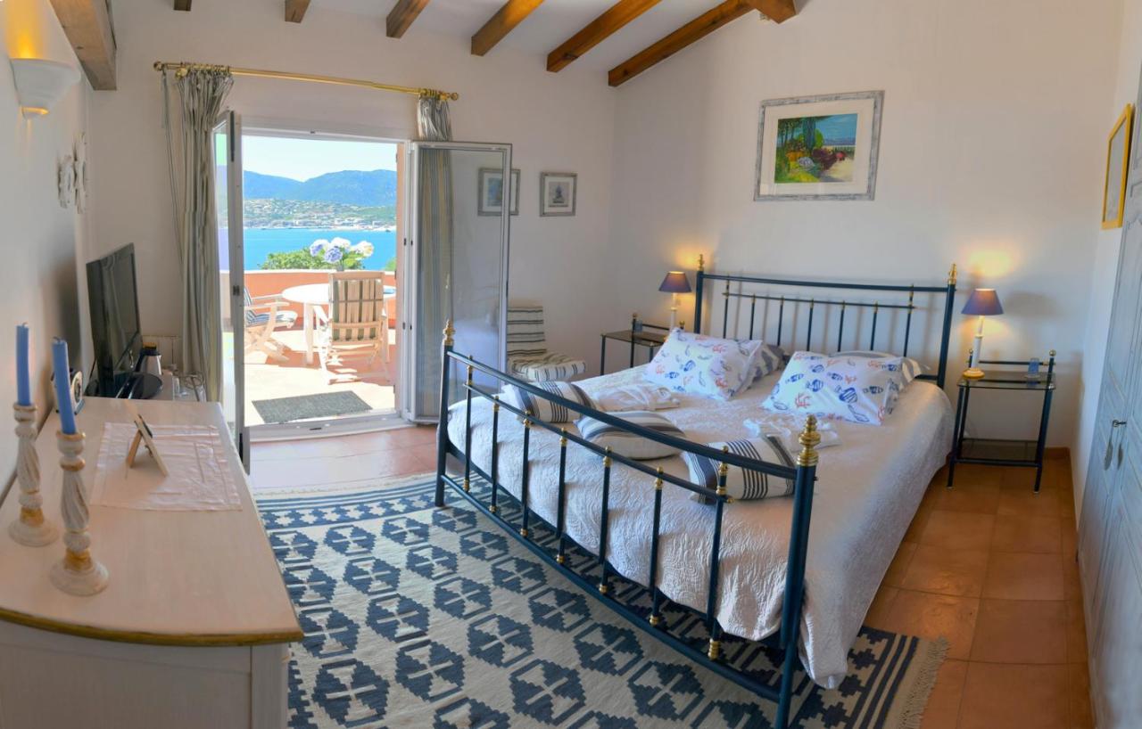 Zimmer mit Kingsize-Bett und Meerblick